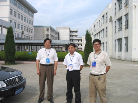 市教育局杨邦孝局长在县教育局王金虎局长的陪同下视察考点