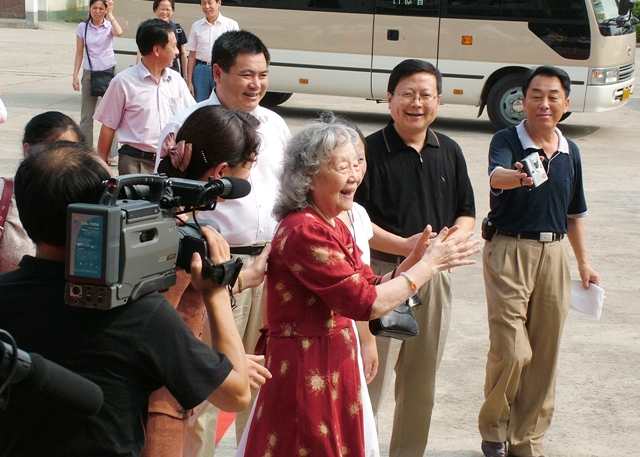 朱仲丽女士莅临泾县稼祥中学视察