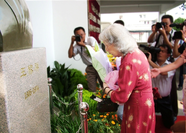 朱仲丽女士向王稼祥塑像献花