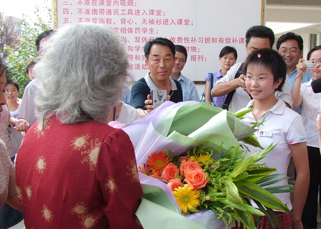 学生代表向朱奶奶献花、献辞