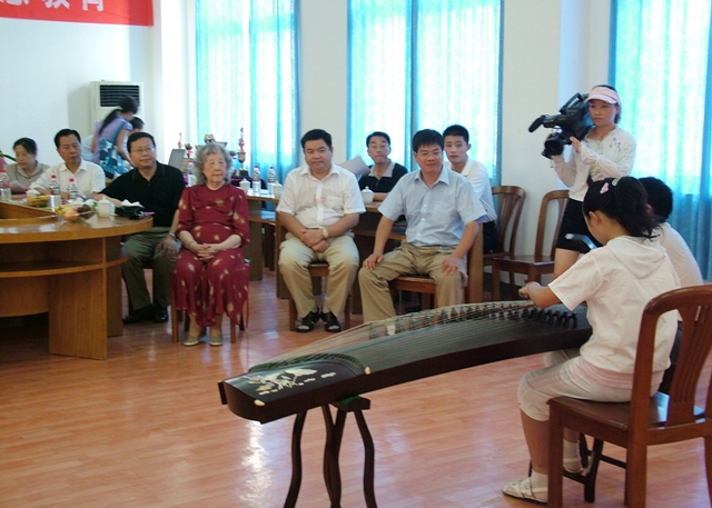 欣赏学生才艺汇报表演