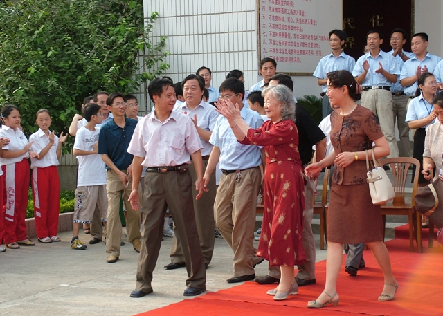 朱仲丽女士面带微笑地结束了此次视察活动