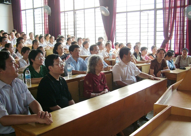 朱仲丽女士认真地观看学生演讲比赛