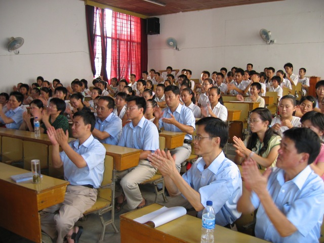 观众们迸发出雷鸣般掌声